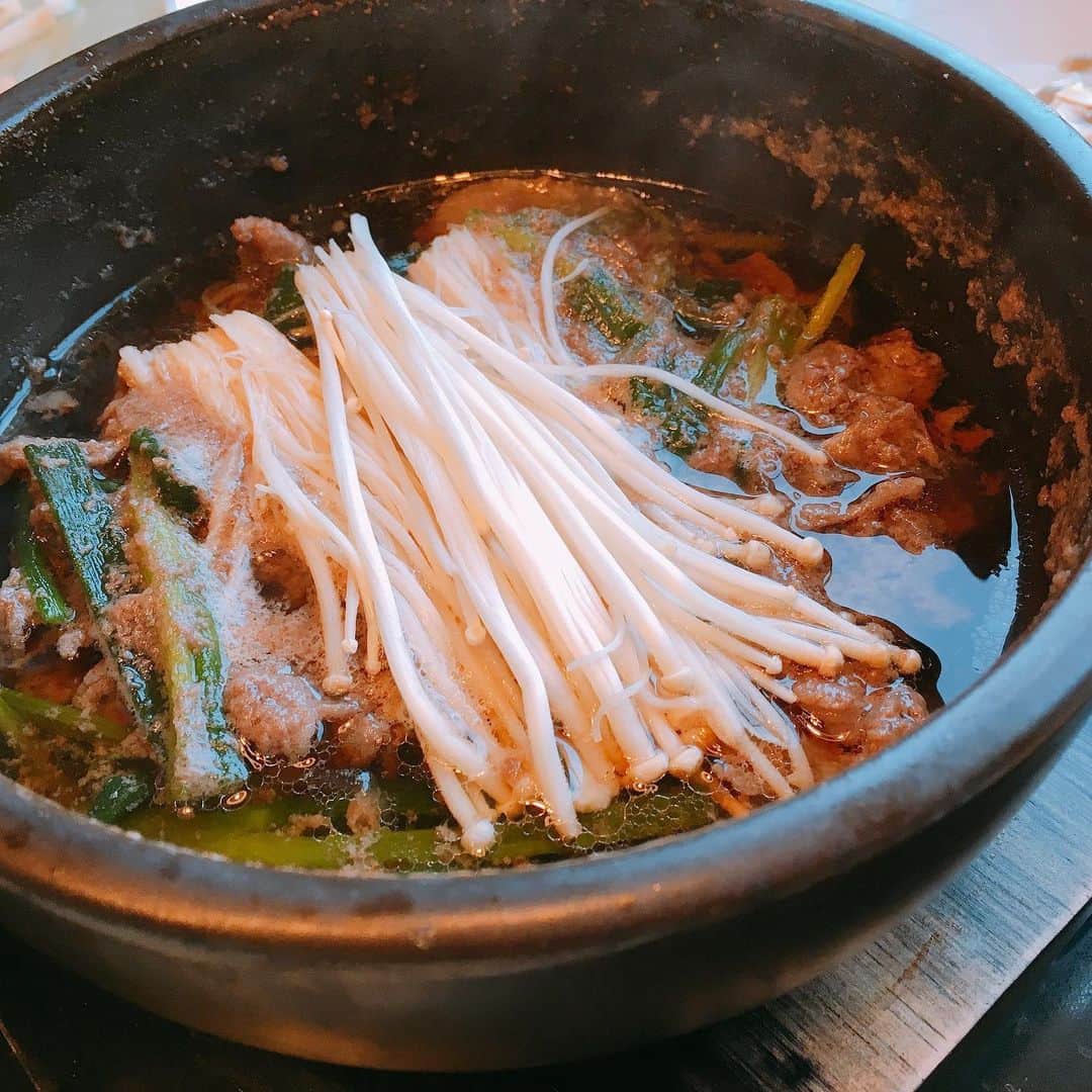足木優さんのインスタグラム写真 - (足木優Instagram)「韓国着いて、まずは焼肉😋🍖💕💕ホテル内にあるお店へ🏃‍♀️💨ユッケ、生カルビ、ハラミ、豚カルビ🐷見た目は悪いけど、プルコギもいとうまし❤️冷麺と汁なし冷麺の食べ比べ😗😗😗勝者！日本の冷麺！笑🏅✨ #韓国 #焼肉 #店名はてな？ #ここはどこ #満腹 #食い倒れ」5月28日 15時12分 - ashikiyuu