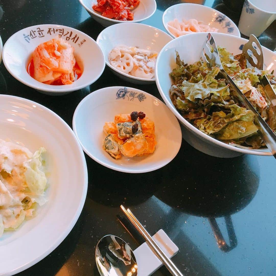 足木優のインスタグラム：「韓国着いて、まずは焼肉😋🍖💕💕ホテル内にあるお店へ🏃‍♀️💨ユッケ、生カルビ、ハラミ、豚カルビ🐷見た目は悪いけど、プルコギもいとうまし❤️冷麺と汁なし冷麺の食べ比べ😗😗😗勝者！日本の冷麺！笑🏅✨ #韓国 #焼肉 #店名はてな？ #ここはどこ #満腹 #食い倒れ」
