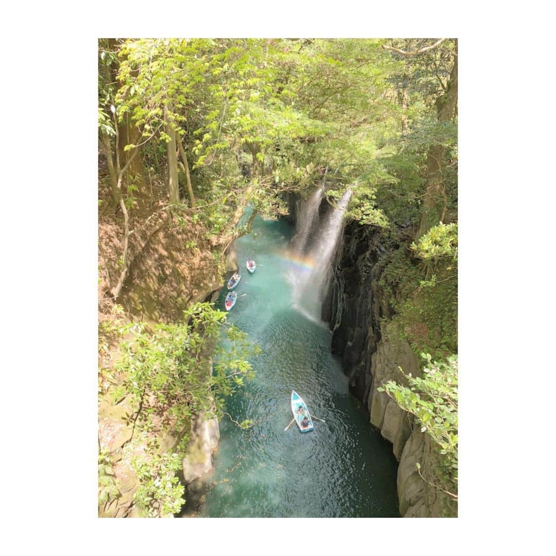 大崎みらいのインスタグラム：「、 #宮崎 の #高千穂峡 ！ めちゃくちゃ綺麗だった…！ 緑と青が本当に綺麗！ 行って良かったと 本当に思った！ おすすめ！ 、 そのあと #霧島酒造 を見学！ 工場あるきながら ずーっとサツマイモの あま〜い匂いがしていたよ！ おさけのみてー！ ったなった🥰笑 、 実はうちの母方のばあちゃんは この #霧島市 が地元で 昔の姶良郡だったあたり！ なんだか嬉しくなったよ〜😊 、 、 、 #九州 #鹿児島 #photo #虹 #滝 #マイナスイオン #被写体 #モデル撮影  #モデル募集 #旅行 #酒好き #酒飲み女子」