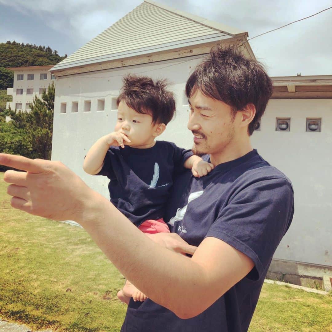 遥天翼のインスタグラム：「天晴よ。 大志を抱け。  #海 #おそろコーデ #俺のロゴTシャツ #サイズ100とXL」