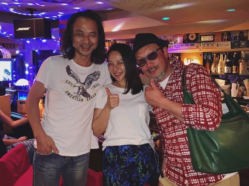 のインスタグラム：「わ 昨日は楽しい交流イベントの後に HANK西山さんのご紹介で Soul Bar MIRACLEさんへ。  偶然にもHANKさんのご友人、 ドラムのJIMI 橋詰さんに お会いできました！  店内でかかっていた JIMIさんのCDがかっこよすぎたので 思わず買ってしまい サインまでしていただいて  そして 左にJIMIさん 右にHANKさん  私、センター！  凄いお二人の間に  このように写真まで 撮っていただき感謝です！  繋がるってうれしい👨‍👨‍👧 . #HANK西山 #JIMI橋詰 #ギター #ドラム #SoulBarMIRACLE #赤坂 . #本間愛花 #aikahonma #シンガーソングライター #singersongwriter #2ndalbum #7月24日 #release」