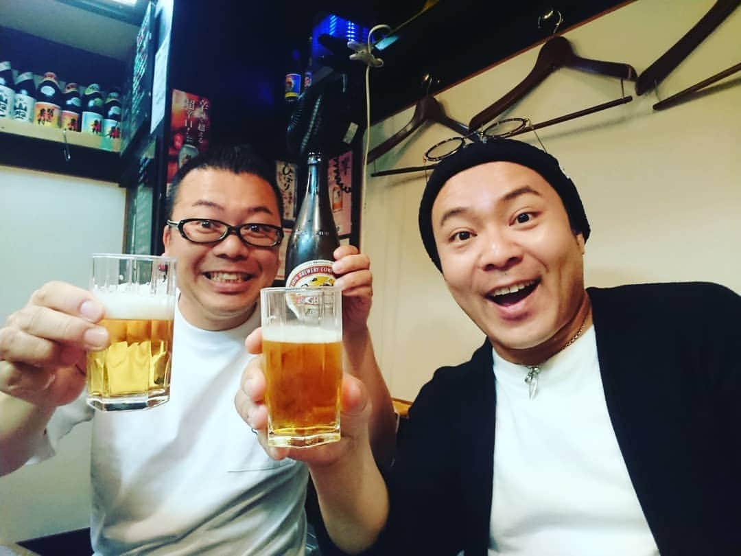 高井俊彦さんのインスタグラム写真 - (高井俊彦Instagram)「【ご縁✨】 昨夜ー。 『きいやま商店大爆笑劇場』の舞台から客席を見ると親友ディレクターのたっちゃんの顔があった✋ あれ？イベントに誘ったっけ？ と思いながら終わってご飯を食べに行った。 連れて行ってもらったのは心斎橋の隠れ家的名店『小島屋』✨ 名物黒ごま焼酎ロックと魚、野菜、肉の料理がマッチしてどれも旨い‼️ 美味しい物を口にして話が進む🎶  そしたらー。 たっちゃんはきいやま商店に誘ってもらって来たんやって💦  その後のすんごいご縁の話はまた今度⤴️⤴️⤴️ 今宵も『きいやま商店大爆笑劇場』頑張ります😃✌️ 完売御礼🎵」5月28日 15時26分 - takai_toshihiko