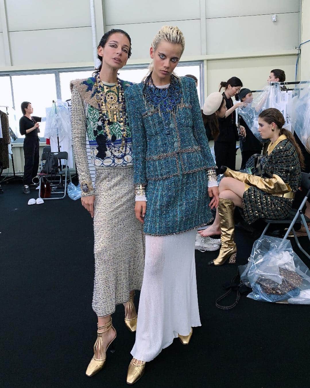 マリヤン・ジョンクマンのインスタグラム：「CHANEL GOES SEOUL ❤️ @amandasanchez @chanelofficial @aurelieduclos @augustindolmaillot @virginieviard @osana13 @women_paris @italia3bis」