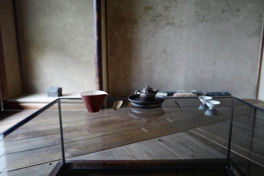 行方 久子 Hisako Namekataさんのインスタグラム写真 - (行方 久子 Hisako NamekataInstagram)「#hisakotravel  京都の古民家ギャラリー @tonoto_take へ。 （2枚目はオーナーのタケさん。モデルみたい🙄） 白石陽一さん @shiraishi41 の展示に滑り込み！ 居心地が良くてすっかり長居しちゃった。 しっとり開放的な空間と個性的な作品たち、 ステキなお店なので、ぜひ！」5月28日 15時34分 - hisakonamekata