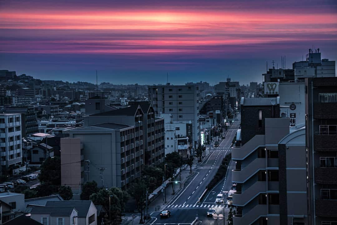 岡本圭司さんのインスタグラム写真 - (岡本圭司Instagram)「SUNRISE from my home.  昨日の朝焼け🌄 最近疲れててなんかシャキッとしない。 怪我するまでなら間違いなくスケート行って汗かいて気持ち切り替えてたけど、怪我してからはしっくりくる気分転換の方法が見つからない。 なんか無いかな～  #sunrise #photography」5月28日 15時27分 - hywod_kj