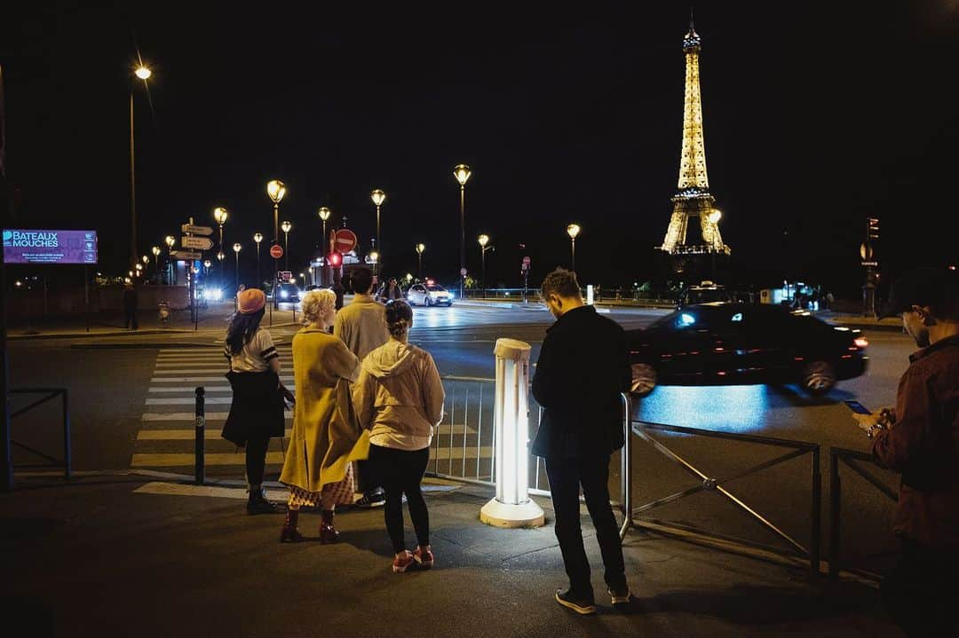 カーリー・レイ・ジェプセンさんのインスタグラム写真 - (カーリー・レイ・ジェプセンInstagram)「Late night stroll to the Eiffel Tower w my favs 📸 @alexkaneperkins」5月28日 15時27分 - carlyraejepsen