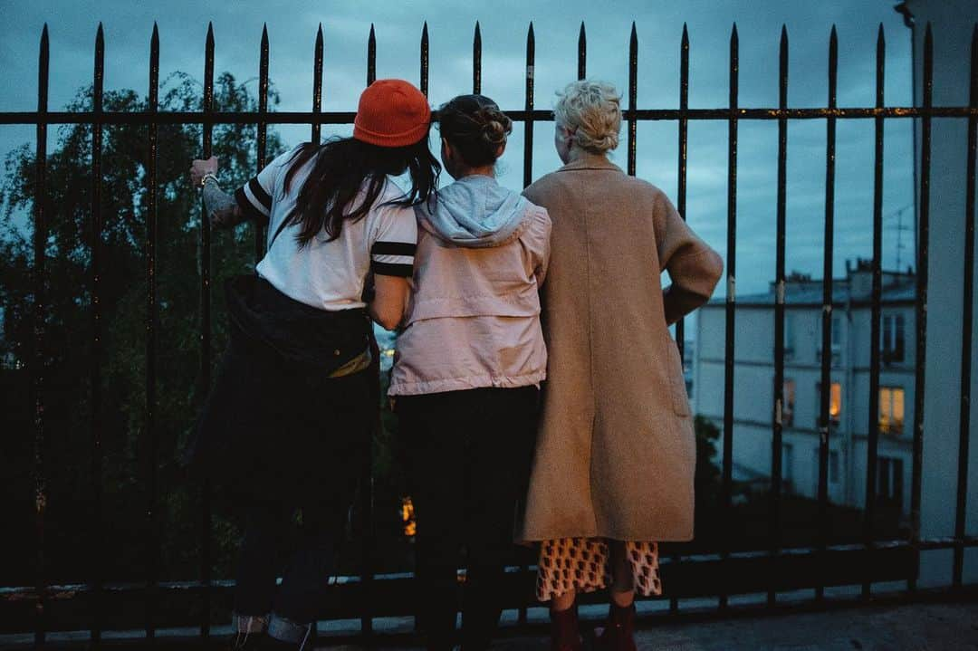 カーリー・レイ・ジェプセンさんのインスタグラム写真 - (カーリー・レイ・ジェプセンInstagram)「Late night stroll to the Eiffel Tower w my favs 📸 @alexkaneperkins」5月28日 15時27分 - carlyraejepsen