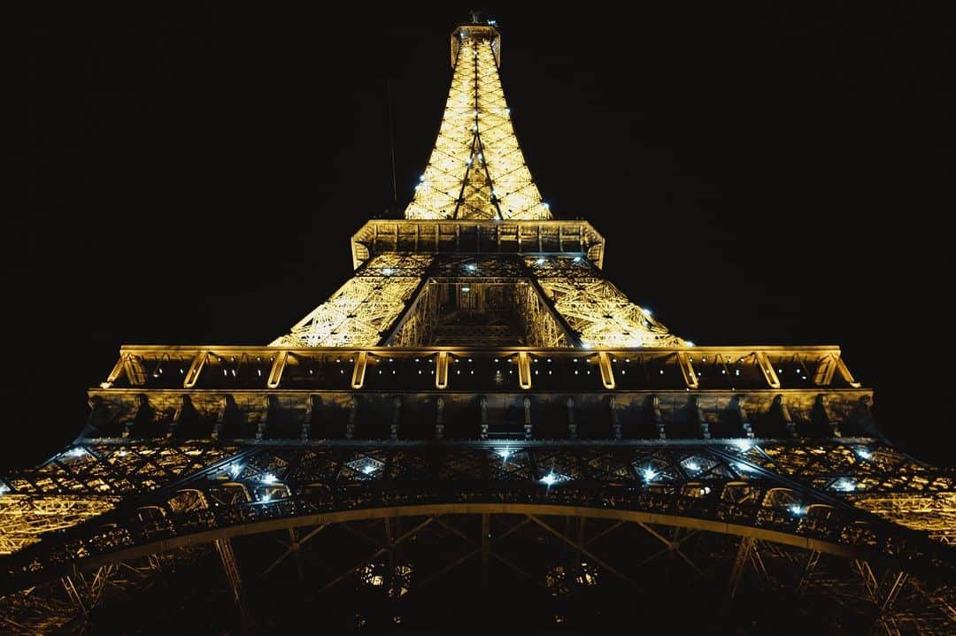 カーリー・レイ・ジェプセンさんのインスタグラム写真 - (カーリー・レイ・ジェプセンInstagram)「Late night stroll to the Eiffel Tower w my favs 📸 @alexkaneperkins」5月28日 15時27分 - carlyraejepsen