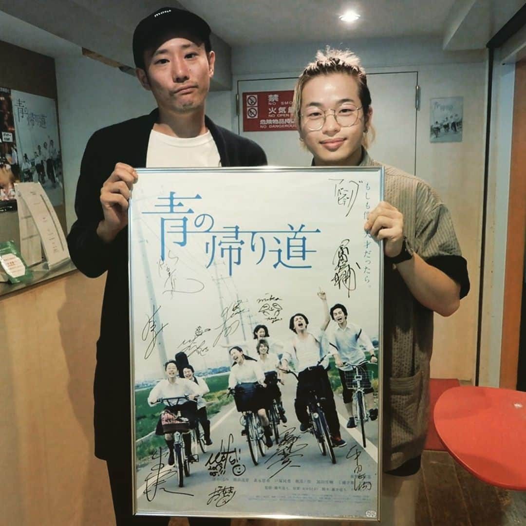 山本彰吾さんのインスタグラム写真 - (山本彰吾Instagram)「昨日は藤井道人監督作品「青の帰り道」のトークショーにゲスト出演させて頂きました。 兼ねてから仲良くさせて頂いてる監督に呼んで頂きとても嬉しかったです！😌 とても楽しい時間で本当にあっという間でした✨ ありがとうございました！！😌 めちゃくちゃ良い作品です。  絶賛公開中なので皆さん是非観に行ってください🎥  #青の帰り道 #BABELLABEL #藤井道人」5月28日 15時28分 - rampage_yamasho1006