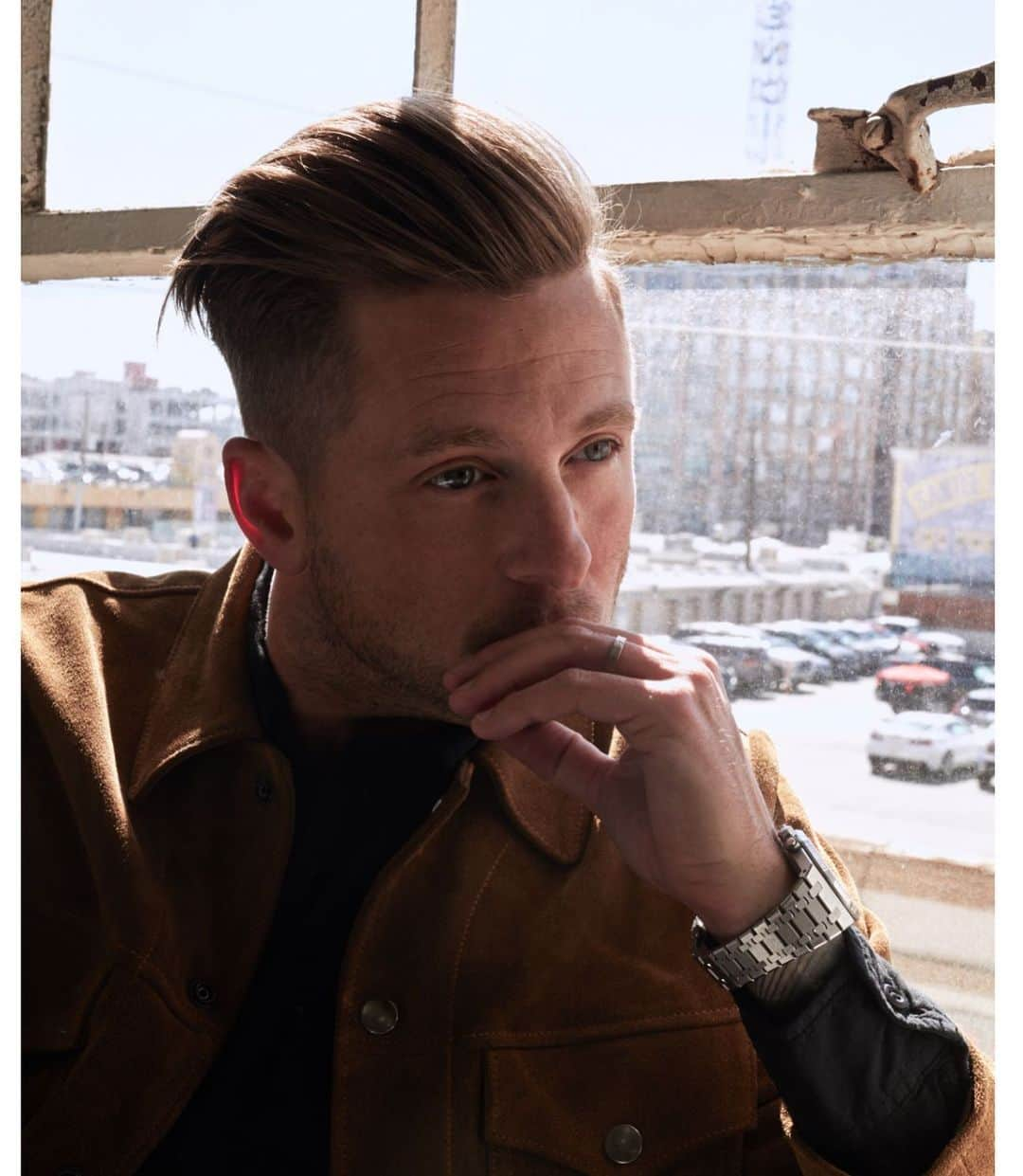 ライアン・テダーさんのインスタグラム写真 - (ライアン・テダーInstagram)「On the @todayshow today.... this is me last week, “thinking” about being on the Today Show, randomly leaning against a strategically placed,  half-opened window that happened to have perfect lighting and a world famous photographer 3 feet away, spontaneously taking my picture at just the right angle.. Moral of the story: life is random.  Hoping this morning @hodakotb @williegeist @savannahguthrie @carsondaly et al will have fresh day-old bagels in the green room- look forward to seeing u guys. 🤟❤️」5月28日 15時29分 - ryantedder