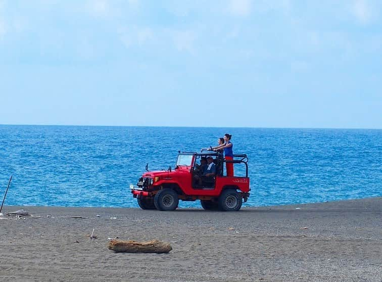 朝日放送「朝だ！生です旅サラダ」さんのインスタグラム写真 - (朝日放送「朝だ！生です旅サラダ」Instagram)「@aiaoki_official  4WDに乗って砂丘を駆けまわる、スリル満点のアクティビティ🚜💨 あのね、想像を遥かに超えてましたよ。あの揺れ🤣🤣笑 立ってるだけで勝手にジャンプしちゃう🤣🤣🤣 坂の1番上から下を見た時の感覚が、ジェットコースターに乗ってる時と同じでした🎢笑 白い砂丘と青い海のコントラストもとっても素敵でしたよ🥰💙 これ運転する側も絶対楽しいだろうなぁ♥️🤔💭笑 _ #まるでジェットコースター #運転してみたい #白い砂丘 #海岸沿い #4WDで疾走 #パオアイ砂丘 #PaoaySandDunes #クリリポイントアドベンチャー #CuliliPointAdventure #イロコス地方  #IlocosRegion #フィリピン #Philippines _ #ABCテレビ #朝日放送テレビ #朝だ生です旅サラダ #旅サラダ #旅サラダガールズ  #青木愛 #土曜 #あさ8時 #シンクロ 今は #アーティスティックスイミング #元日本代表 #海外 #旅  #travel #trip」5月28日 15時32分 - tabisalad