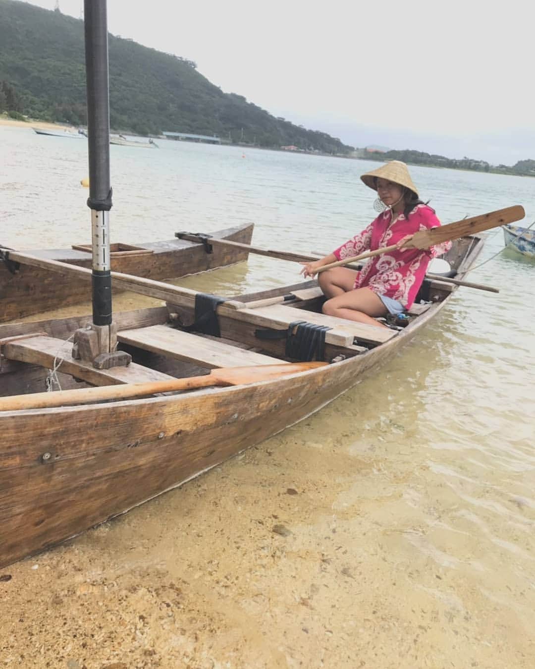 COMA-CHIのインスタグラム：「This is JOMON vibrations...got some inspiration from old marine people called “Uminchu”. They are always talking and calling me, and finally I touched the piece of their soul!! 石垣島サキシマライブサーキット、西表島ルアナメレJOMON TRIOライブ、2日間無事終了！新天地にいつもの仲間が融合してくれ、とても有意義な時間でした。 ライブ翌日、西表島で初体験させていただいた木の船「サバニ」。 ずっと憧れで乗ってみたかったのです。 波の上を風を受けながら地球のリズムで、すーっと進んでいく心地良さ。 2人以上で協力しないと進まないユニティ感。 全てが素晴らしい！！ いつかマイサバニを…と夢見つつ、 明日からしばし内地へ戻りライブの日々。 八重山の大自然のパワーをエネルギーに、頑張ります💫」