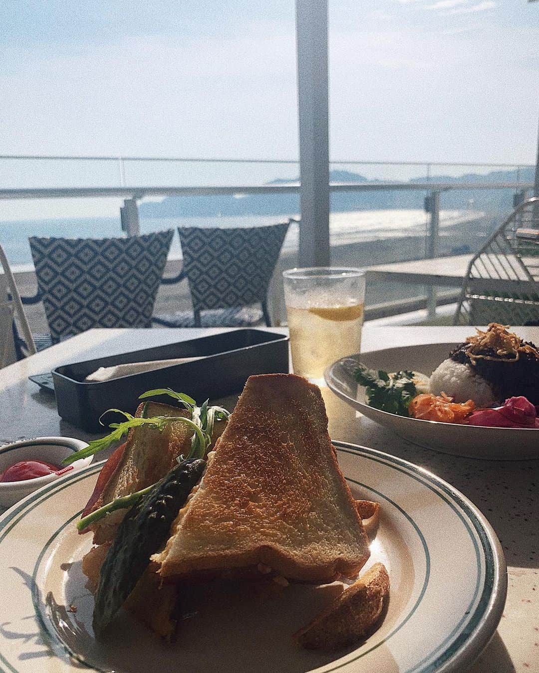 Airi Shibuyaのインスタグラム：「Lunch🥪🥤 . ここのカフェ内装可愛いかったし海沿いで 食べるごはんは一段とおいしく感じる😋❤️ . . 夏はやっぱりアクティブに動きたくなる🌞🌞 . たくさんお出かけしよ〜〜💃🏾 . #lunch#beach#kamakura#ランチ#カフェ#海#テラス」