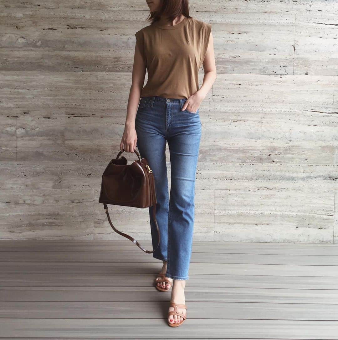 Shokoのインスタグラム：「＊Lifestyle＊ I've been cleaning and reorganizing my closet when I can sneak sometime off while the baby takes a nap. ・ I was horrified to see another ‘fat spew’ (a white mold-ish stuff) on my new Hermes bag!! ・ I’ve shared before on how to take it off easily without spoiling your bag but I will share again on my Story later. The fat spew was so obvious you will be surprised! It easily came off when I used my own method. ・ #outfit | top #aton (white available @sutequi ) jeans #agjeans in Isabelle (also available @sutequi ) | bag #elleme | sandals #pellico exclusively at Sutequi」