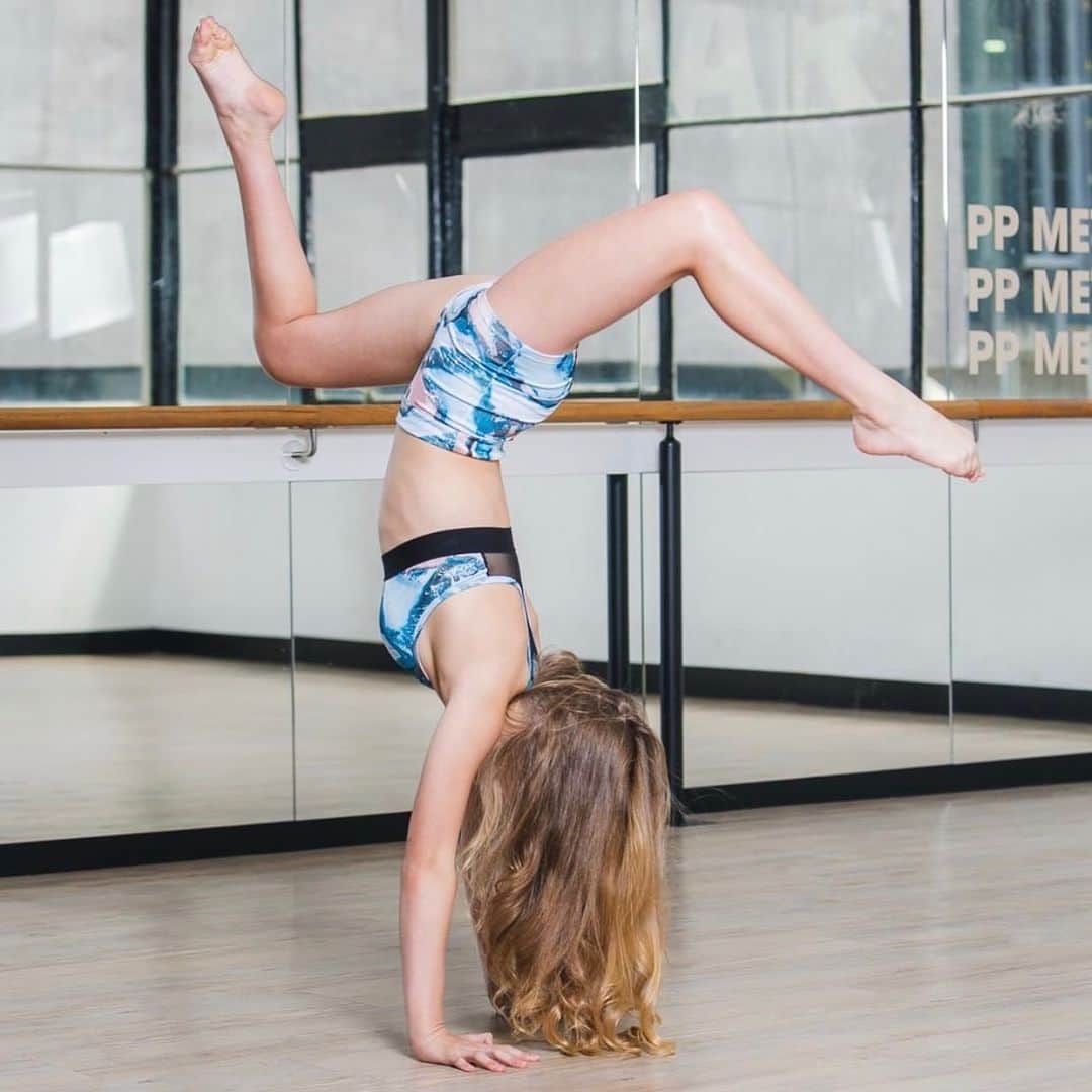 Indi Woollardさんのインスタグラム写真 - (Indi WoollardInstagram)「Always upside down 🙃 @flo.active #fit #gym #gymnast #model #teen #indiawoollard」5月28日 15時47分 - indiawoollard