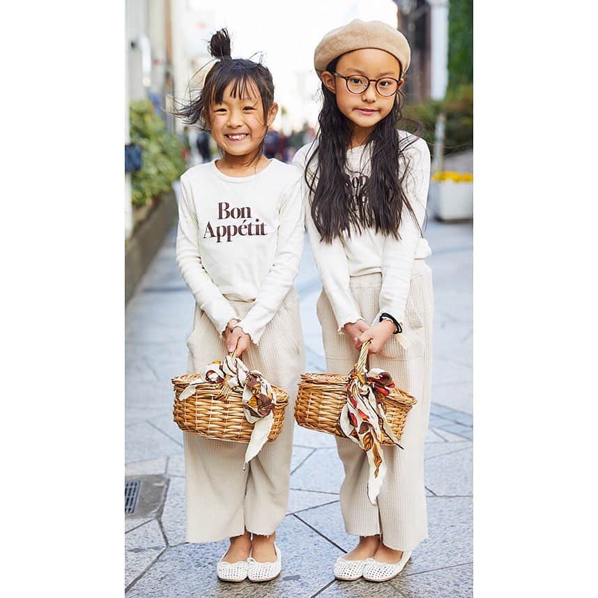 ハグマグ編集部さんのインスタグラム写真 - (ハグマグ編集部Instagram)「【HugMug SNAP】 シンプルな白ロンTもロゴがあるだけでグッとおしゃれ。姉妹で合わせたかごバッグがコーデのアクセント。 . 大貫まり子さん＆もかちゃん・8歳、まほちゃん・6歳、葵生くん・1歳 . ［mama］ Onepiece：#santamonica Leggings：#santamonica Bag：#anotheredition Scarf：#theatreproducts Pumps：#hm . ［moka］ Cut &sewn：#zara Pants：#ciaopanictypy Scarf：#古着 Pampus：#zara . ［maho］ Cut &sewn：#zara Pants：#ciaopanictypy Scarf：#古着 Pampus：#zara . ［ao］ Tops：#birthday Leggings：#zara . 詳しいコーディネートは、プロフィールから「mercidays by HugMug」をCHECK！ . #親子スナップ #snap #hugmug #ハグマグ #親子雑誌 #ママ雑誌 #mamacofashionsnap #ママファッション #ママコーデ #ママコーディネート #親子コーデ #おやこーで #リンクコーデ #親子リンクコーデ #大人カジュアル #今日のコーデ #kidsfashion #キッズコーデ #ワントーンコーデ」5月28日 15時49分 - hugmug_insta