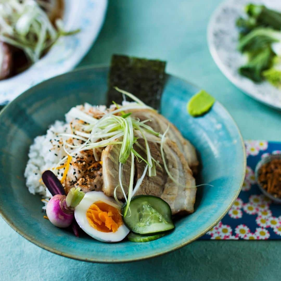 レイチェル・クーさんのインスタグラム写真 - (レイチェル・クーInstagram)「Feeling nostalgic for the flavours of Japan 🇯🇵, so tonight I'm whipping up this tasty little pork chashu dish served with 'togarashi' sushi rice 🍚 Find the recipe at 👉 http://bit.ly/rk-chashu 📸: Laura Edwards |Styling: @frankie_u . . . . . . . #rachelkhoo #recipe #summer #pork #japanesefood #sushirice #togarashi #rktravels」5月28日 16時00分 - rachelkhooks