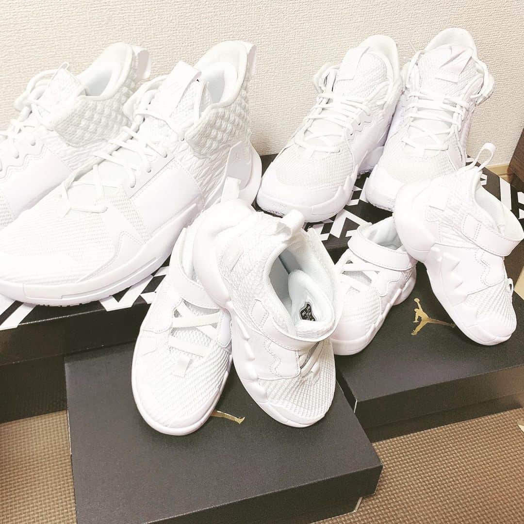 眞庭城聖のインスタグラム：「ふくすだつるくぼとんちゃん本当にありがとう‼️感謝です🙏  #茨城ロボッツ #family #whynot  #allwhite #sneaker  #kicks  #nike #jordan」