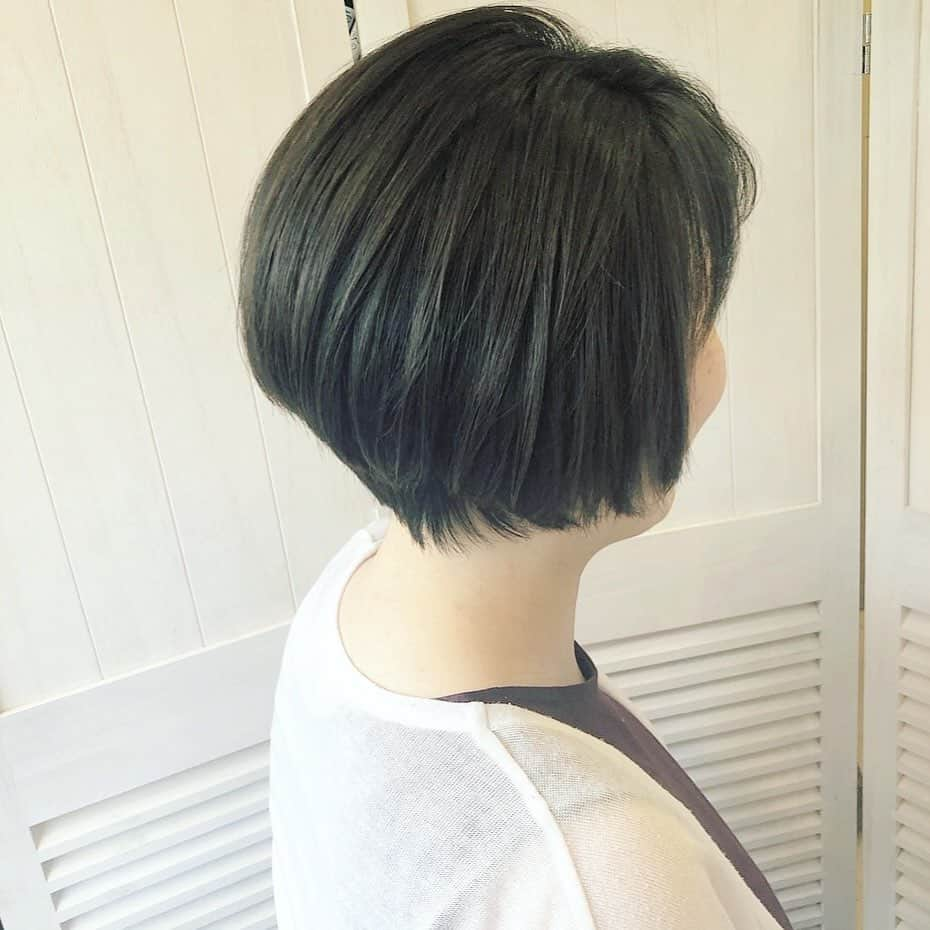 西本香澄さんのインスタグラム写真 - (西本香澄Instagram)「#ショート #ヘアカタログ #大人髪 お客様を撮らせていただきました(^^) スタジオやレフ板を使っての撮影も 楽しいけれど、 こうやって、カットさせていただいた お客様のヘアスタイルを 撮らせてもらうのも、また嬉しい♡ カットで、毎日は変わるので、 いつまでもカットの勉強が楽しい♪ ＊＊ ＊＊ 頭の形を美しく見せるのはもちろん、 襟足の生えぐせに合わせた おさまりの良いカットを意識しています(^^) ＊＊ ＊＊ 今週は火曜日から営業しています。 毎日11〜18時までご予約可能です🙆‍♀️ 5/31(金)は21時まで受付可能♡ 月に2回のラストまで出勤の日です♪ 今回はまだ空きがあるので、 お仕事終わりの方、ぜひいらしてください(^^) ＊＊ ＊＊ 6/8(土)は土曜ですが、 当日予約ではなく、 12〜17時でご予約可能です(^^) よろしくお願いします♪ ＊＊ ＊＊ #撮影 #かすみんヘア  #子連れOK美容室  #大阪福島 #福島区  #オーガニックカラー #泥のヘアエステ  #ヘアケアサロン #Cher #シェール #西本香澄  #結婚式 #福島ヘアアレンジ #大阪美容室  #ヘアアレンジ #ヘアスタイル #髪型 #大人髪型 #上品 #ショートヘア #ショートスタイル #大人ショート #大人ヘア #大人キレイ」5月28日 15時57分 - kasumin_hair