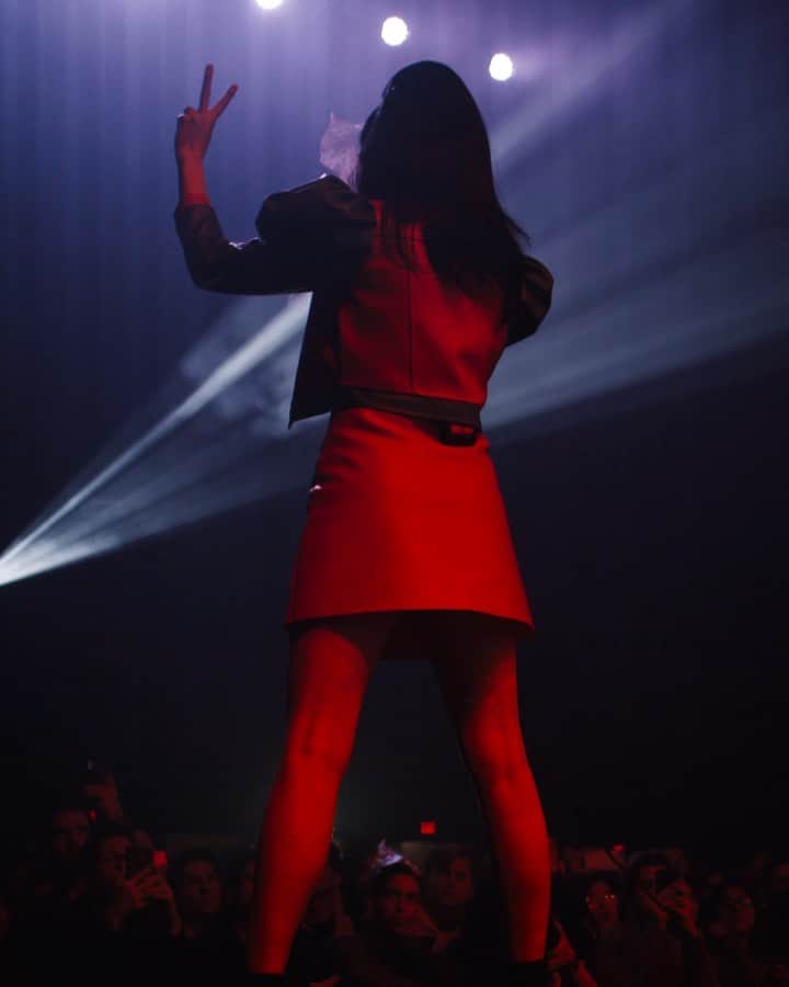 アリー・エックスのインスタグラム：「Have you ever been to an Allie X show? 📸 @skeletoncrewtech」