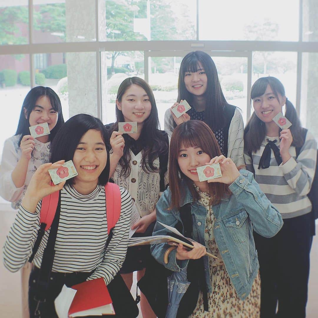 福岡女子短期大学さんのインスタグラム写真 - (福岡女子短期大学Instagram)「@福岡女子短期大学 . 1年生の学生証の配布が始まっています🏫 . 福女短の学生証はnimoca(ニモカ)交通系ICカードなのでバスも電車でも入金すると使用できます。 . 学内では図書館での本の貸し出し、証明書自動発行機、学生食堂にあるコンビニでも使用可能です。 . #福岡女子短期大学 #福女短 #音楽科 #福岡女子短期大学音楽科 #集合写真  #ニモカ #nimoca #idcard  #クラスメイト #福女短スナップ #短大生 #福岡の女子短期大学 #トモダチ #春コーデ #オシャレさんと繋がりたい #スナップ写真 #街角スナップ #学生証 #女子大生 #学生コーデ #ポトレのセカイ  #写真好きな人と繋がりたい #写真撮るのが好きな人と繋がりたい #キャンパス #大学生コーデ  #キャンパスコーデ #福女短スナップ #写真で伝えたい私の世界 #ベストショット . ========[ 資料請求 ]======== ． 新しい福岡女子短期大学の資料請求（2020大学案内）を無料送付中です。本学ホームページからお気軽に申し込みください。 . 子ども学科/健康栄養学科 音楽科/文化教養学科 ． 福岡女子短期大学 住所：‪‪福岡県太宰府市五条四丁目16番1号‬‬ tel：‪‪092-922-4034‬‬（代表） . =======================」5月14日 8時42分 - fukuoka_wjc