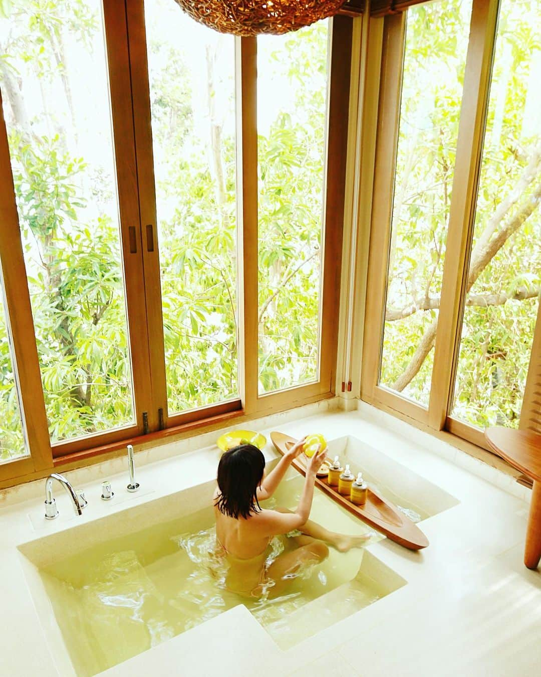 樋口智恵子さんのインスタグラム写真 - (樋口智恵子Instagram)「Amazing bath time in the nature🌿💛🌴 @sixsensessamui . . . . 森の中でバスタイム🌴💛🌿 . . . . #sixsenses #sixsensessamui #bathtime #kohsamui #シックスセンス #サムイ島 #バスタイム #luxuryhotel #朝風呂 #水着着てます」5月14日 8時43分 - chieko_higuchi