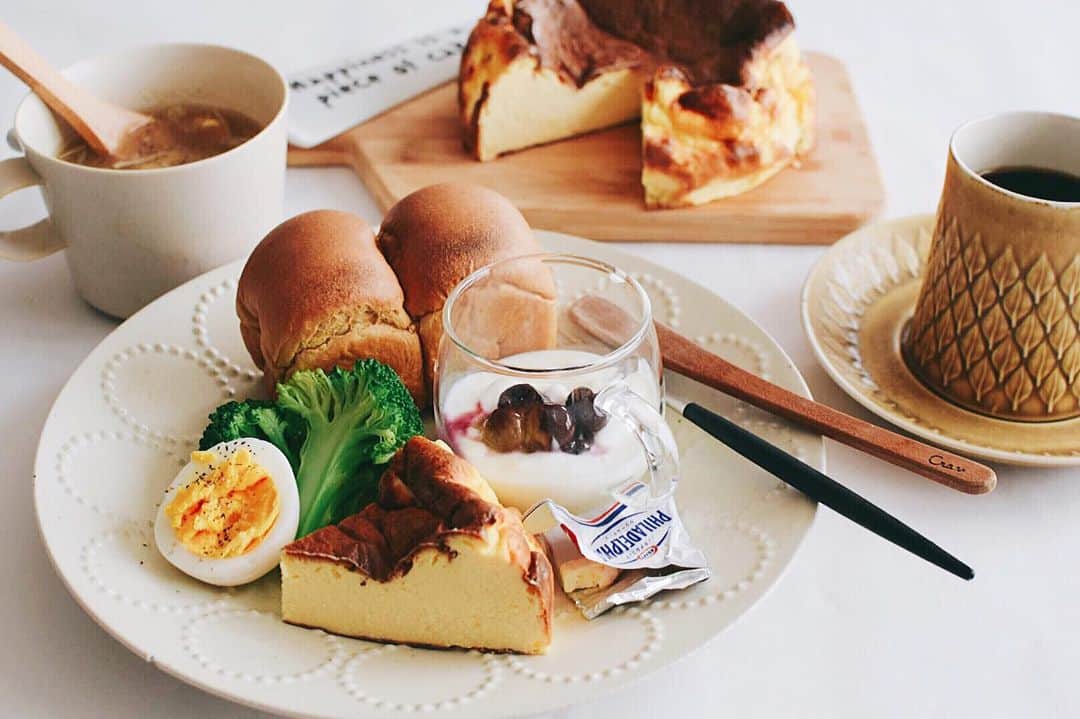 kazumi さんのインスタグラム写真 - (kazumi Instagram)「𓈒 𓈒 ₂₀₁₉.₅.₁₄ ᵀᵁᴱ𓎡𓏲𓏲𓏲 𓈒 🅖🅞🅞🅓 🅜🅞🅡🅝🅘🅝🅖𖧤𖥧𖥣𖤣𖤥 ミニミニ型でやいたブランパンと 昨日のバスクチーズケーキで ロカボな朝ごはん𓊯 𓈒 𓈒 𓈒  本当にパンが…•́ε•̀٥𓂃笑 ふすま100%は厳しいな𓏧𓀕𓀒𓀡𓁏 やりすぎ注意です٩̋(•᷄◟̵◞̵•᷅‧̣̥̇)'`~ｨ✧ 𓈒 𓈒 𓈒  ハニャちゃんがくれたクイストゴーのC&S𓎡ᐝ お気に入りすぎてなかなか使えないのですが、 特別な日には❤︎ 𓈒 𓈒 𓈒  今日も頑張ろうકⁱᵍʰᵗᵎકⁱᵍʰᵗᵎ⚑」5月14日 7時12分 - miirururu