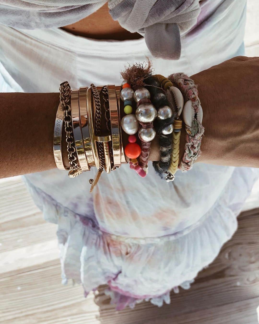 ダニジョーのインスタグラム：「#vintage, #tiedye, and an #armparty ✨🌈 What more could you need? • tap to shop @jodiesnydermorel’s cuffs and bracelets #dannijogirls」