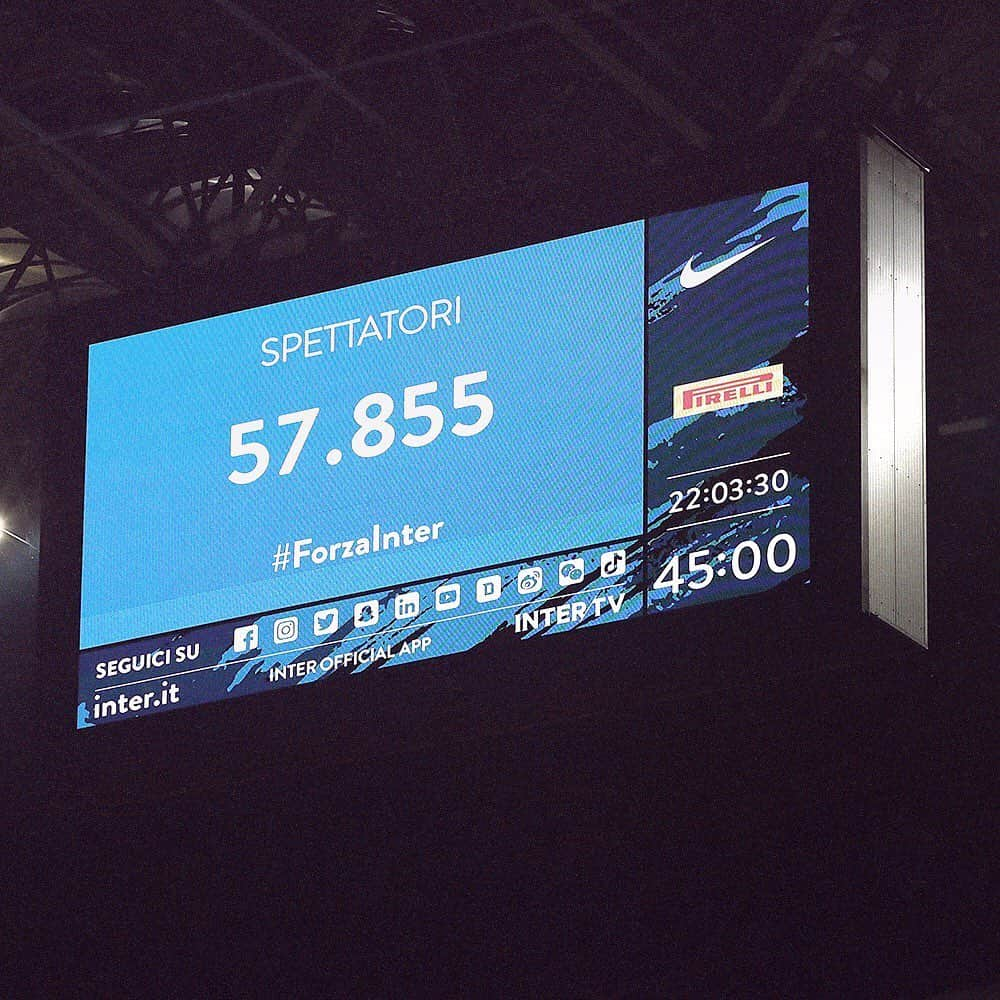 インテルナツィオナーレ・ミラノさんのインスタグラム写真 - (インテルナツィオナーレ・ミラノInstagram)「THANK YOU AND GOOD NIGHT! 🖤💙🌙 #InterChievo #Inter #ForzaInter #InterFans #SerieA #Football #Passion #Love #Fans」5月14日 7時15分 - inter