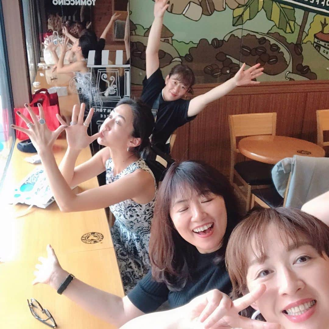 神山まりあさんのインスタグラム写真 - (神山まりあInstagram)「弾丸Korea with team VERY😘 美味しいものと美容情報で溢れてます❤️よく笑った😂 買ったものはまたアップしますね✨  #弾丸 #美容リサーチ #コスメリサーチ #mom #fun #trip #happy #love #写真がじわる」5月14日 7時19分 - mariakamiyama