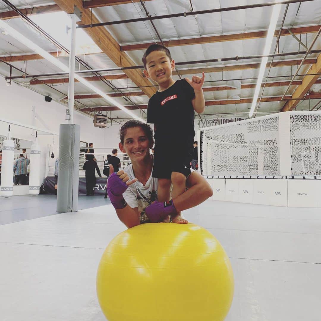 JAMOSAさんのインスタグラム写真 - (JAMOSAInstagram)「Working with the Beautiful @tiffanytimebomb today🥊❤️Thanks Tiff @citaljose @marvinmadariaga for coming to Costa Mesa from SD 🛩🛩🛩😂😂😂She almost took my minime home🎒See u guys soon🏄🏽‍♀️🎶本日の仕事はティファニーちゃんと☀️minimeのこと可愛がってくれてありがとうございます🎶リュックに入れて連れて帰りそうでした🤣🤣🤣」5月14日 7時21分 - jamosa148