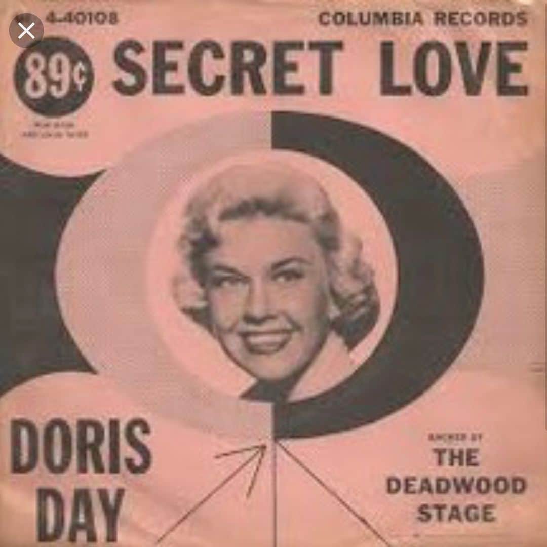 エルトン・ジョンさんのインスタグラム写真 - (エルトン・ジョンInstagram)「When I was 6 years old, my Mum agreed to buy me a record in exchange for having my tooth pulled at the dentist in Northwood Hills.  I chose Doris Day’s recording of Secret Love/The Deadwood Stage.  I loved her music, and I still do today.  Farewell to a Hollywood legend. #DorisDay #RIP」5月14日 7時29分 - eltonjohn