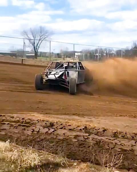 のインスタグラム：「It’s 7:55 but you’re supposed to be there at 8. ⏰ IRL: Pro off-road racer @andrewcarlson15 goes pedal to floor mode. 💨💨💨 #neverlate #rally #practice #truck #fast #laps #racing #givesyouwings」