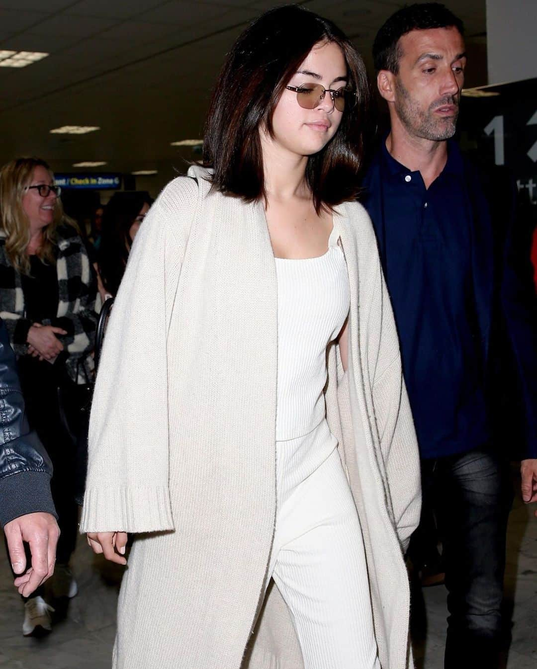 Just Jaredさんのインスタグラム写真 - (Just JaredInstagram)「@selenagomez goes comfy and chic while arriving at the airport in France ahead of the Cannes Film Festival #SelenaGomez Photos: Backgrid」5月14日 7時37分 - justjared