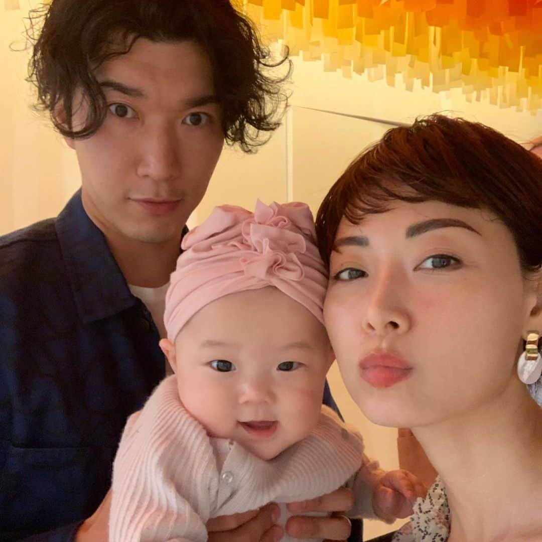 大塚良子さんのインスタグラム写真 - (大塚良子Instagram)「.﻿ NYに溢れる色をテーマにした体験型ミュージアム﻿ 「The Color Factory」﻿ここ、最高に楽しかった！﻿ ﻿﻿ 色彩の紙で彩られた天井を見上げながら入口を入ったら各自パーソナルカードを発行。カードの裏のQRコードを様々なスペースでスキャンすると設置されたカメラがオートマチックに撮影してくれてタイムリーに写真がメールで届くシステム。﻿﻿ ﻿﻿ 回転寿司の様に流れてくるマカロン（これがまた美味しくて一人お代わり）を食べたり、パートナーと別々の部屋に分かれ対面の席に着いたらヘッドホンをしてアナウンに従いながらパートナーのイメージカラー、好きな色や似顔絵を描いたり。これは束の間だけど相手の事を改めて想ういい時間でもあるかも。その後も質問に答えて進んでゆく部屋や楽器に触れるスペース、ダンスフロアー、ラストは50万個ものボールで溢れたプールで大はしゃぎ。  大人も子供も本気で楽しめるしアトラクション感覚で進む空間に五感を刺激されまくりです。 ﻿﻿ NYに居たら是非！すごくオススメ✨﻿﻿ ﻿﻿ #nyc #manhattan #art #museum﻿ #thecolorfactory #artlovers  #ニューヨークライフ#海外移住 #海外子育て﻿ #ニューヨークママ」5月14日 7時38分 - ryokokonami