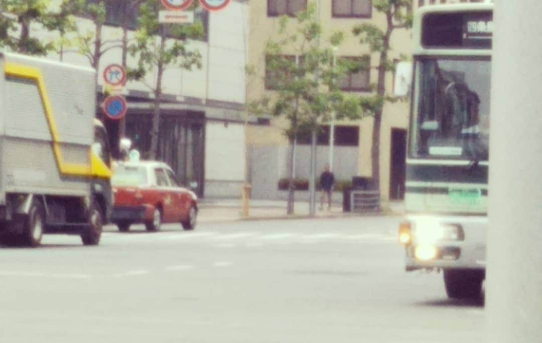 伊藤修子さんのインスタグラム写真 - (伊藤修子Instagram)「また寝付けずホテルから50分歩きました。疲れすぎてコーヒー店なのにコーヒー頼みませんでした。 香港的な赤いタクシーを目撃しました。」5月14日 7時42分 - itoshuko