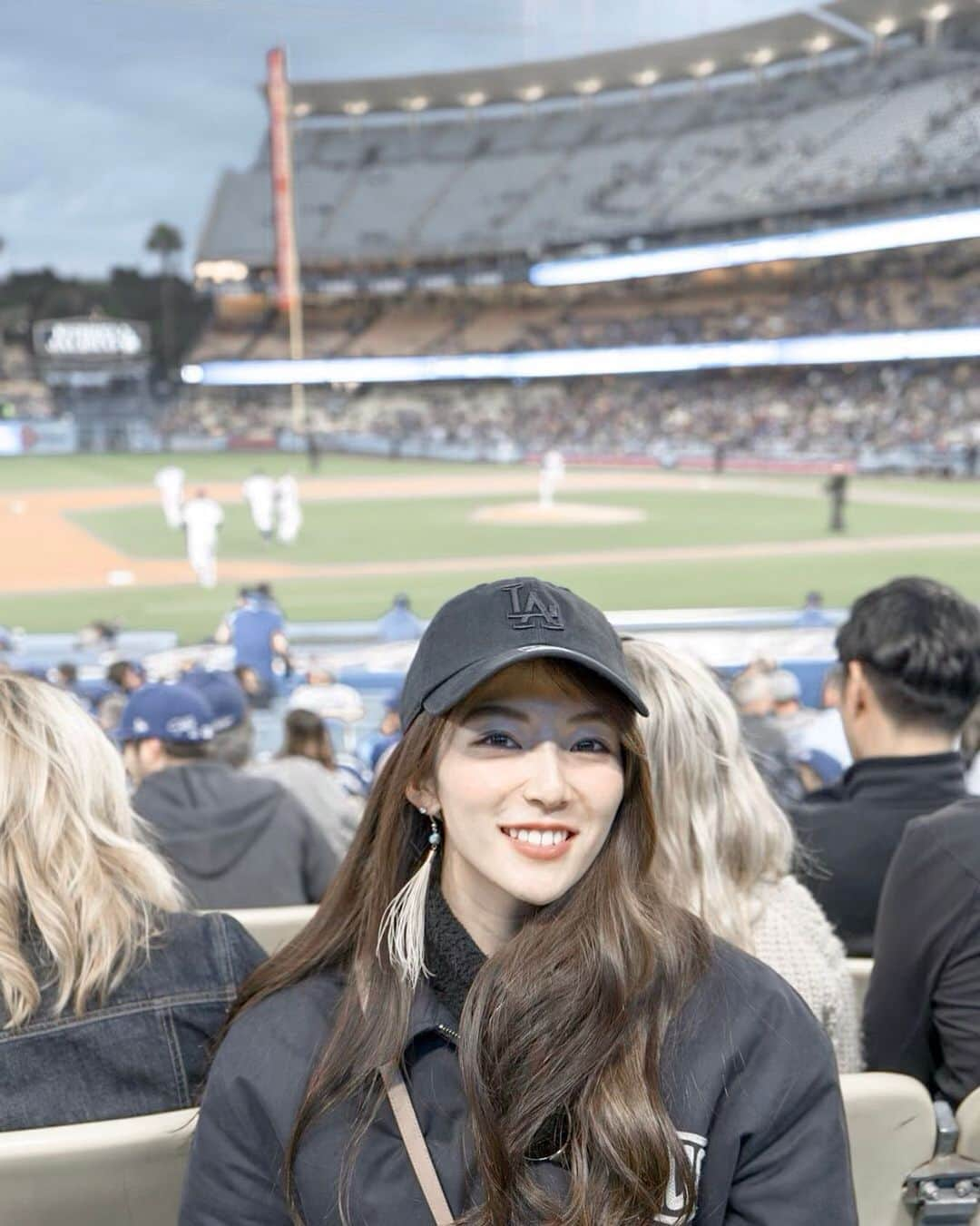 淡輪優希さんのインスタグラム写真 - (淡輪優希Instagram)「#LA に来たからには @dodgers の試合見ないと始まらないね！⚾️👍 #ドジャース 点入りまくるわ、スタンド目の前でプロポーズ起こるわ💍、球はめちゃくちゃ速いわ、#takemeouttheballgame 楽しいわで、、もうなんか感動した✨前田選手のピッチング見たかったけどタイミングあわず😢いやぁでも攻守共にすごい迫力でした‼️#アクーニャjr も目の前で見られたし。ほんとーーにありがとう🙏🙏 #メジャーリーグ #mlb #baseball #dodgerstadium #sportsreporter #野球観戦 #メジャーリーグ観戦 #野球好き #スポーツ観戦 #ロサンゼルスドジャース」5月14日 8時00分 - yukitannowa