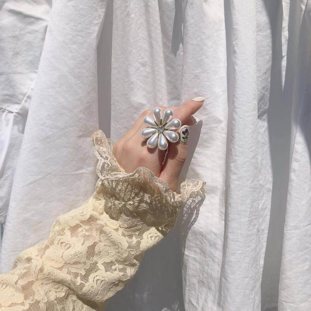 MERYさんのインスタグラム写真 - (MERYInstagram)「. こちらのリングは ハンドメイドアクセサリーショップ 『mia minne @miaminne_accessory 』のものです。ヴィンテージパーツや海外パーツを使った、お洒落なデザインのアクセサリーが揃います。要チェックですね♡ . MERYでは他にも「かわいい」に近づくさまざまな情報を発信しています。 @mery.beauty コスメ・美容に特化した情報をお届け♡ @mery_spot 話題のカフェやお出かけスポットをご紹介！ こちらもぜひチェックしてみてください！ . . photo by @miaminne_accessory . #MERY #regram #instagram #mamizouboo #accessory #handmadeaccessories #handmade #ハンドメイドアクセサリー #ハンドメイド #リング #指輪 #フラワーリング #フラワーアクセサリー #アクセサリー #ヴィンテージ #ヴィンテージアクセサリー #インポートアクセサリー #ヴィンテージライク #シルバー #春ネイル #フラワーネイル #手元倶楽部 #置き画くら部 #ハンドネイル #お洒落 #お洒落さんと繋がりたい #MERY女子 #メリー」5月14日 8時00分 - mery.jp