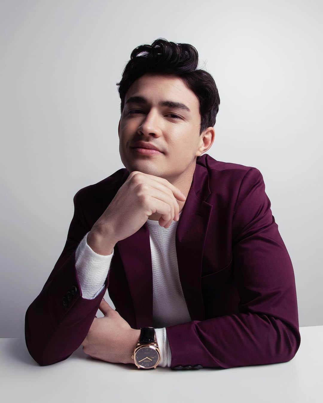 ペリーエリスのインスタグラム：「@gavinleatherwood is featured in the spring issue of @mood__magazine wearing our Slim Wine Satin Suit. #PerryEllis #LifeReadySince1976 📷 @edwin.j.ortega  Styling: @doll.pop @sophierankell  Grooming: @caitlinkrenzbeauty  Interview: @willscitylife @panerai」