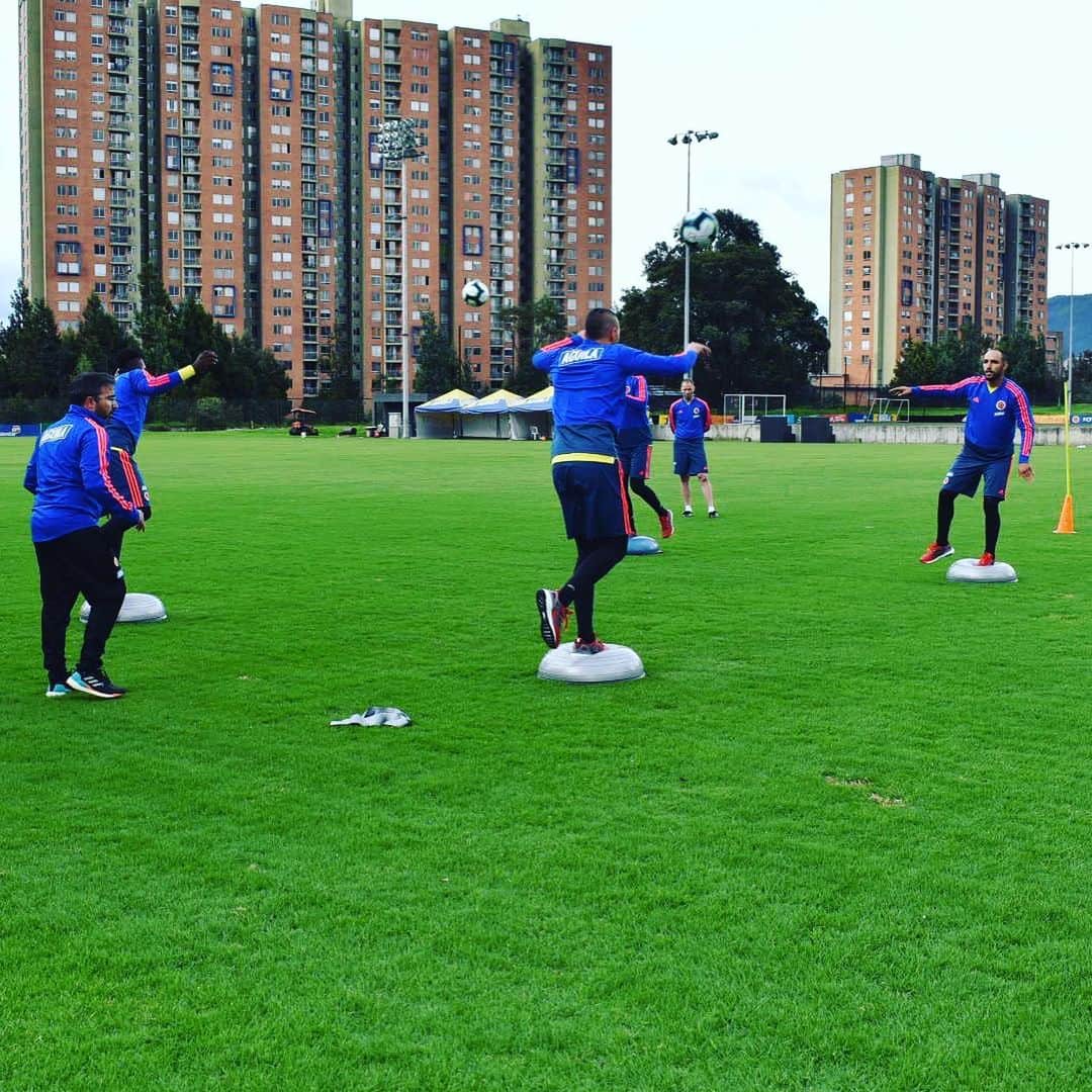 サッカー コロンビア代表チームのインスタグラム：「Comenzaron trabajos con arqueros en Bogotá.」