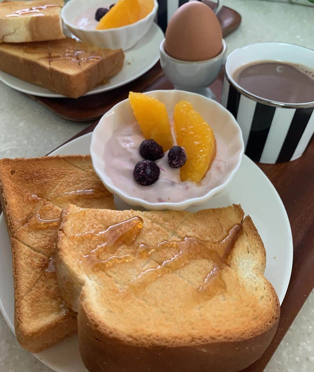 水谷雅子さんのインスタグラム写真 - (水谷雅子Instagram)「#おはようございます #モーニング#朝食 #breakfast #breakfastclub  #トースト#ハチミツ#フルーツヨーグルト #ゆで卵#ホットココア #水谷雅子#水谷雅子beautybook50の私  今朝は曇り☁️ 気温は21℃ 今にも雨が降りそうです。 傘を持ってお出かけして下さいね！ 今日も頑張って行ってらっしゃい😊💖」5月14日 7時58分 - mizutanimasako