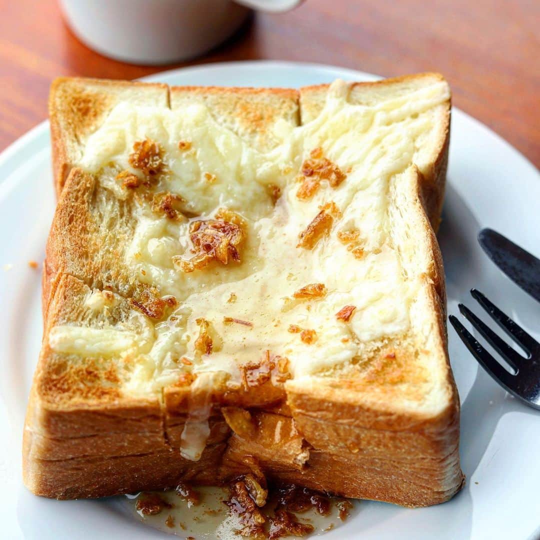 きょん。さんのインスタグラム写真 - (きょん。Instagram)「. .  MOUNT @mount_kitahama  厚切りトーストに ハチミツと チーズをタラリ。  アクセントに 散らしたオニオン 良き塩梅。  平日限定だそうです🍯  #kitahama#osaka#toast」5月14日 8時02分 - kyon_tokiiro