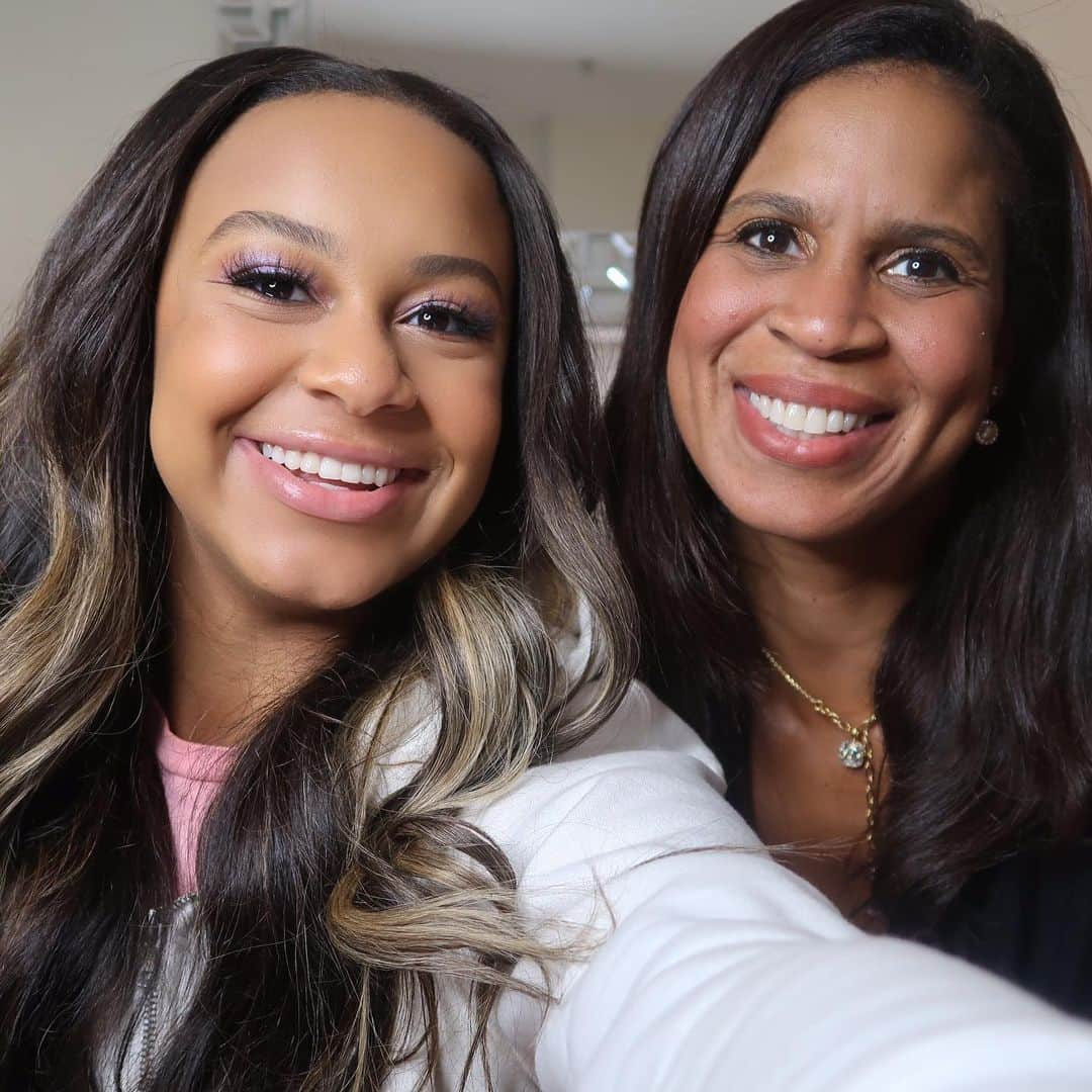 Nia Sioux Frazierさんのインスタグラム写真 - (Nia Sioux FrazierInstagram)「Is love a matter of fate or circumstance? #WBSponsored Inspired by the new movie @TheSunIsAlsoAStar, my mom and I sat down to discuss our thoughts on love, fate and everything in between. Make sure to watch our video (link in bio), and don’t miss #TheSunIsAlsoAStar in theaters on May 17th!」5月14日 8時05分 - niasioux