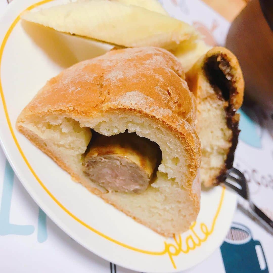 岡村咲さんのインスタグラム写真 - (岡村咲Instagram)「初めて作った手ごね米粉パン🥖 とりあえずソーセージ入れたけど、初めやから大きさの感覚分からなくてちょっと巨大化したけど……美味しかったです😋隣の黒いマーブルはチョコパンです✨小城製粉さんのパン用米粉を使用しましたよ！！また色々作るのが楽しみになりました😆回数重ねて上手に美味しくできるように研究したいと思います！！今日は病院。ただ今向かってます。数値悪化してませんように🙇‍♀️そして、薬増えるのか…………。 #小城製粉 #手ごね米粉パン #グルテンフリー #朝ごはん」5月14日 8時19分 - sakiokamura_official