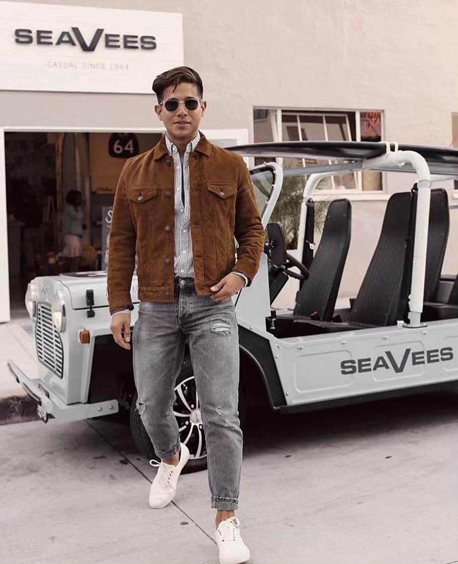 シービーズのインスタグラム：「No Monday Blues here! Thank you @saulrasco for making our #24mason Moke look extra dapper 👌 #showupinseavees」