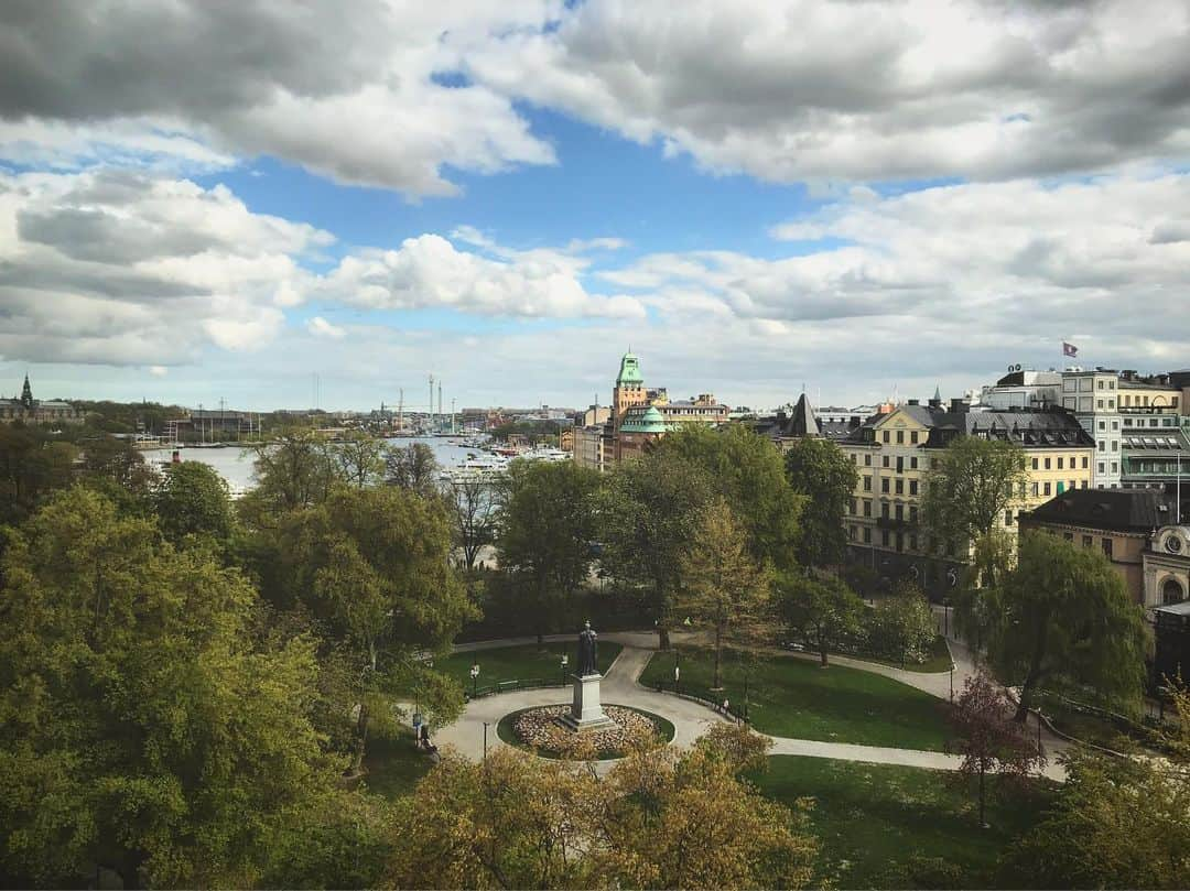 サイモン・ネスマンさんのインスタグラム写真 - (サイモン・ネスマンInstagram)「I am grateful for the view this work week. #stockholm #greenspace #waterview #worktrip #downtime #recharge」5月13日 23時42分 - simon.nessman