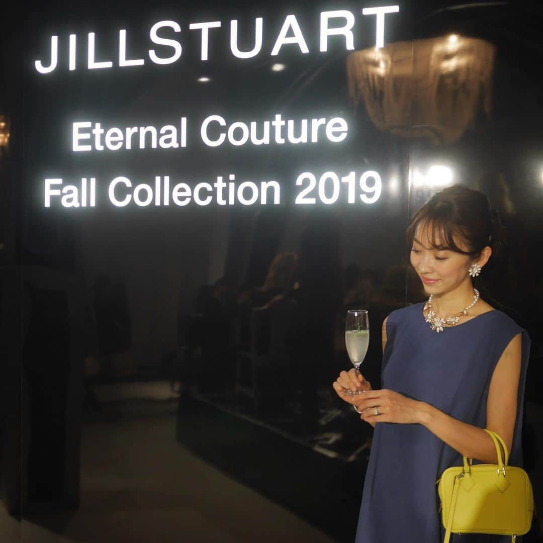 木本泉さんのインスタグラム写真 - (木本泉Instagram)「-﻿ JILL STUART 2019Fall Collection﻿ ﻿ 真珠をコンセプトにしたコレクション﻿ ﻿ 全てのコスメに真珠パウダーが配合されていて、キラキラ艶感がすごい！！！﻿ 綺麗に光を反射して自然な仕上がりに✨﻿ ﻿ アイシャドウパレット(エターナルクチュールアイズ)は、誰でも簡単にグラデーションが作れる！﻿ ﻿ 特に01番のピンクは絶妙な色の出方で今どきのメイクに👀﻿ ﻿ 8月2日に発売されます！﻿ ﻿ #ジルスチュワート#JILLSTUART#エターナルクチュールアイズ#真珠アイシャドウ#jillstuartbeauty#eternalcouture#ベルベット01#アイシャドウ#アイカラー」5月13日 23時36分 - izumikimoto