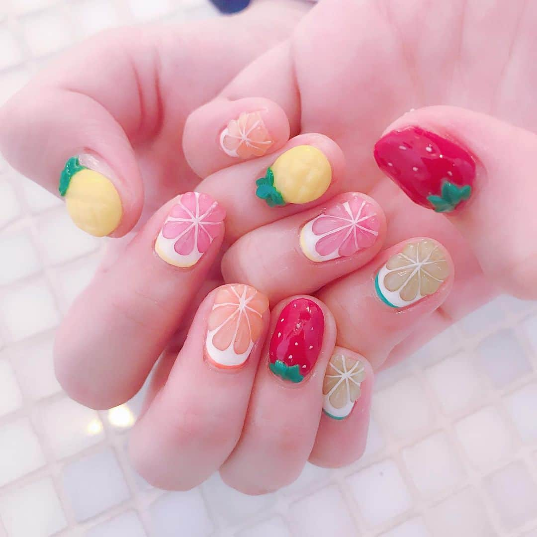 なかやまちえこさんのインスタグラム写真 - (なかやまちえこInstagram)「🍓🍊juicy🍍🍋 #nail #nails #nailart #ネイル #美甲 #ネイルアート  #clou #nagel #ongle #ongles #unghia #japanesenailart #manucure #네일 #젤네일 #네일아트 #네일리스트 #japanesenails #manicurist #gelnails #fruitnails #フルーツネイル #サマーネイル #summernails #夏ネイル #‪DreamyMelts‬ #可恩 ちゃん」5月13日 23時36分 - chiekonakayama