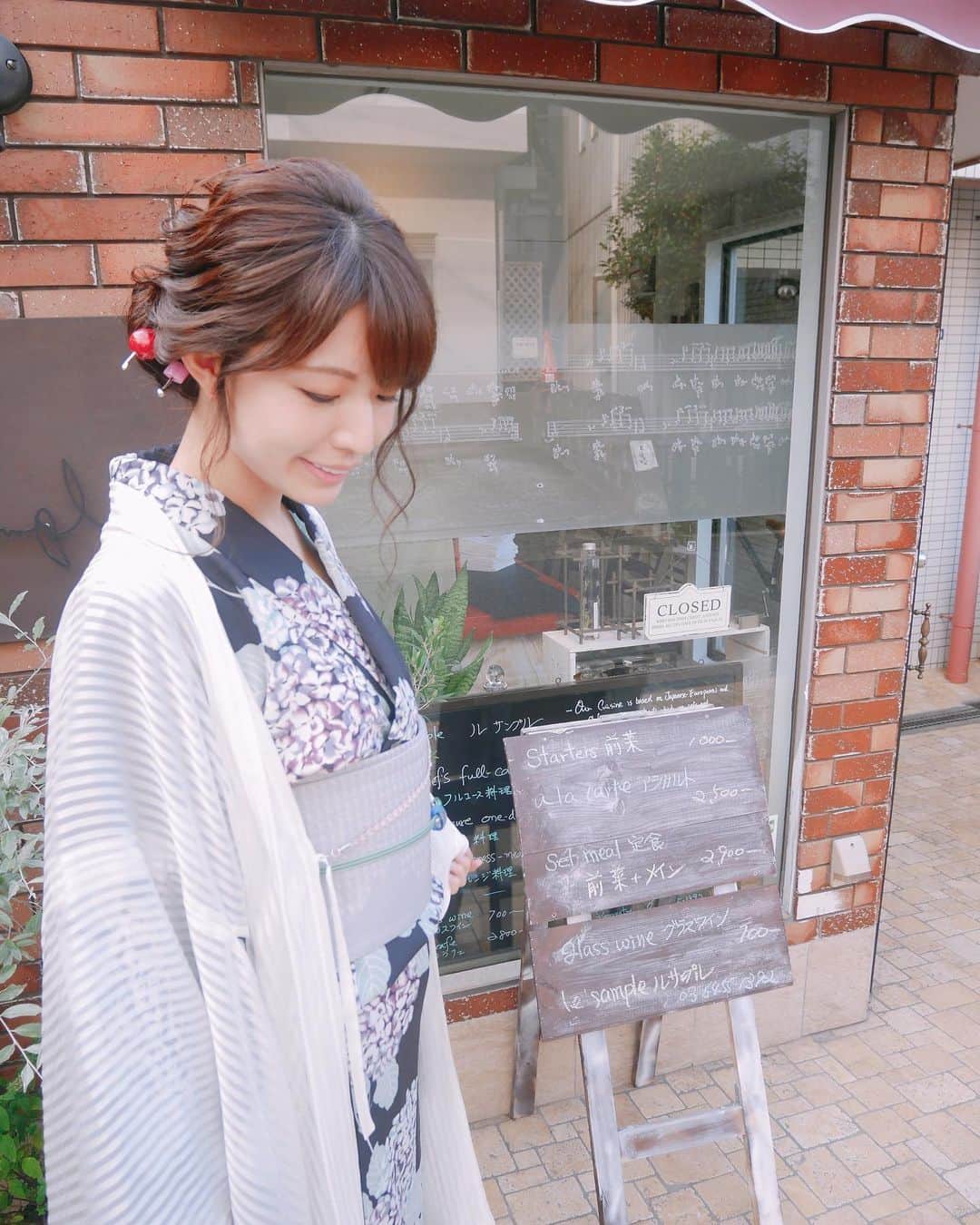 のインスタグラム：「今日は仕事のみんなで決起会❣️ なのですっかりインスタの更新遅くなっちゃいました( ˟_˟ ) #ギリギリセーフ ！！！ 月曜日は気合いが入りますね🔥 みんなでおいしい焼肉を食べて、明日からもがんばるぞ！と活力が湧いてきました∠(　˙-˙ )／✨ #ごちそうさまでした 🙇‍♀️🙇‍♀️🙇‍♀️ ・ 夏ももう目の前まできてるし、 そろそろ #浴衣 の季節かなー🌼*･(写真は昨年のもの) 今年も浴衣着れるかなー？(〃ω〃) ・ #summer #japanese #yukata #japanegirl #japanesetraditional #business #yakiniku  #夏 #もう夏 #日本 #文化 #焼肉  #事務所 #会社 #決起会 #お疲れ様でした  #アップスタイル #ヘアアレンジ #浴衣ヘア #浴衣女子 #ヘアメイク #ゆるふわアレンジ #美容室 #패피 #패션 #좋아요 #좋아요그램」