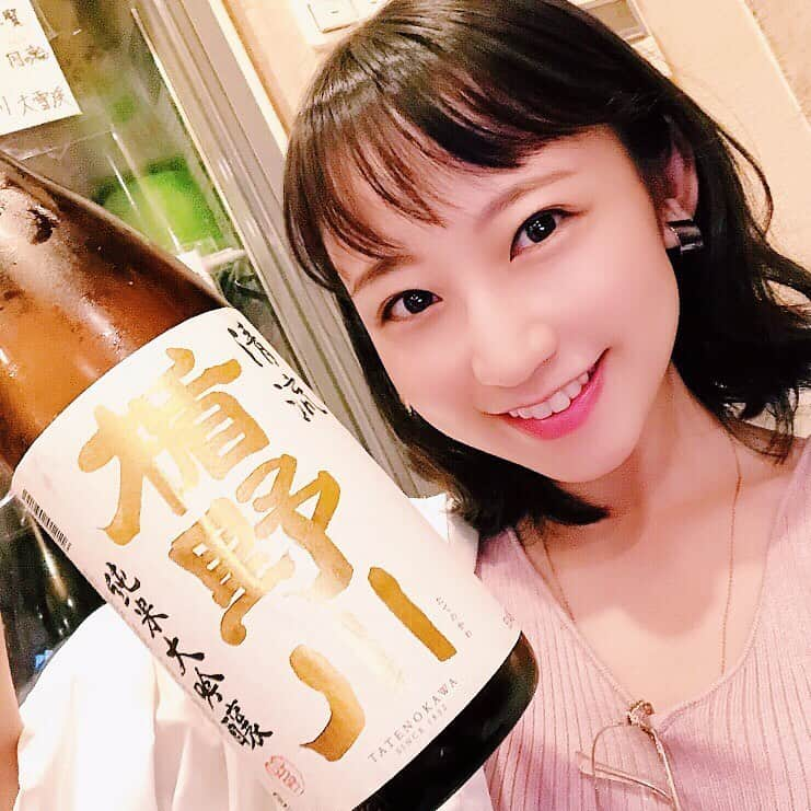 住吉史衣さんのインスタグラム写真 - (住吉史衣Instagram)「. . 久しぶりの「渋谷 酒呑気まるこ」お酒の種類も豊富だけど、ここのご飯がなにせどれも美味しいんだぁ〜🤤💕 . 日本酒もたくさん種類があって迷ってしまいました😂💓どれも飲んだことないのだったのですが、まずは純米大吟醸♪ 『盾野川 純米大吟醸 清流』 華やかな香りとすっきりと軽い口当たり、まろやかでお米を感じる旨味がありました🍶🌾✨ . . #山形県 盾の川酒造 #清流 盾野川 #純米大吟醸 #酒蔵 #ふーみん食べ歩き #女子飲み #飲み比べ  #渋谷 酒呑気まるこ #まるこ #赤提灯 #カウンター  #日本酒女子 #日本酒好き #日本酒好きな人と繋がりたい  #飲み屋 #酒場 #大衆居酒屋 #大衆酒場 #居酒屋 #お酒 #晩酌 #飲酒タグラム #グルメ #グルメ女子 #お酒好き  #清酒 #일본술 #japanesesake #日本酒 #地酒 .」5月13日 23時54分 - fumie_0426